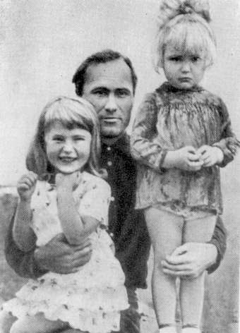 В.М. Шукшин с дочками Машей и Олей